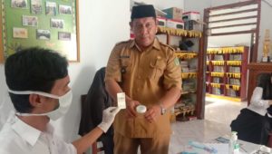 SUKSESKAN PROGRAM BERSINAR, PERANGKAT DESA MOLOMBULAHE LAKUKAN TES URINE
