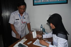 AWAL TAHUN 2020, BNNK BOALEMO LAKUKAN TEST URINE INTERNAL