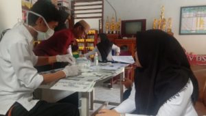 SUKSESKAN PROGRAM BERSINAR, PERANGKAT DESA MOLOMBULAHE LAKUKAN TES URINE