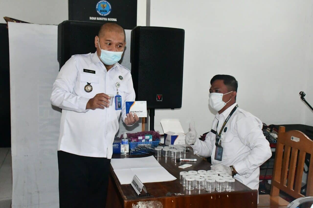 BUKTIKAN PEGAWAINYA BERSIH DARI NARKOBA, BNN KABUPATEN BOALEMO LAKSANAKAN TES URIN BUKTIKAN PEGAWAINYA BERSIH DARI NARKOBA, BNN KABUPATEN BOALEMO LAKSANAKAN TES URIN