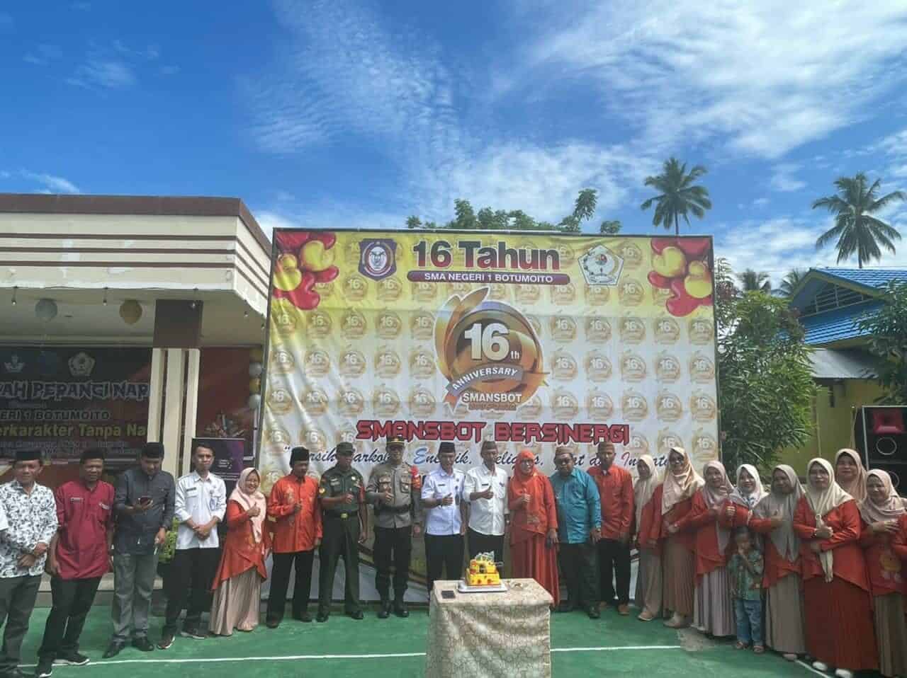 Plh. Kepala BNNK Boalemo Hadiri Kegiatan Anniversary SMAN 1 Botumoito Plh. Kepala BNNK Boalemo Hadiri Kegiatan Anniversary SMAN 1 Botumoito