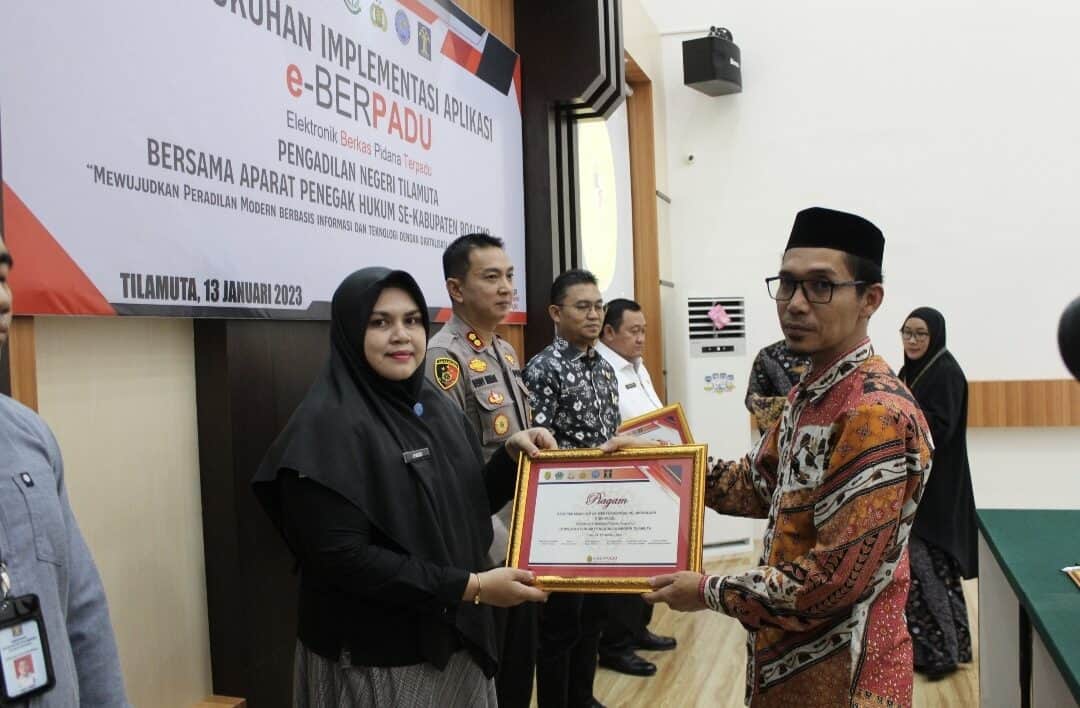 APARAT PENEGAK HUKUM SE-KABUPATEN BOALEMO MENGHADIRI PENGUKUHAN IMPLEMENTASI APLIKASI E-BERPADU APARAT PENEGAK HUKUM SE-KABUPATEN BOALEMO MENGIKUTI PENGUKUHAN IMPLEMENTASI APLIKASI E-BERPADU