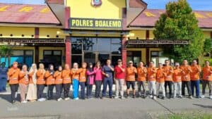 Semangat Bersama di Polres Boalemo: Kepala BNNP Gorontalo Ajak Anggota Senam Zumba Bersinar Semangat Bersama di Polres Boalemo: Kepala BNNP Gorontalo Ajak Anggota Senam Zumba Bersinar