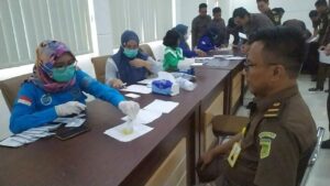 BNNK Boalemo Lakukan Tes Urin Pegawai Kejaksaan Negeri Boalemo BNNK Boalemo Lakukan Tes Urin Pegawai Kejaksaan Negeri Boalemo