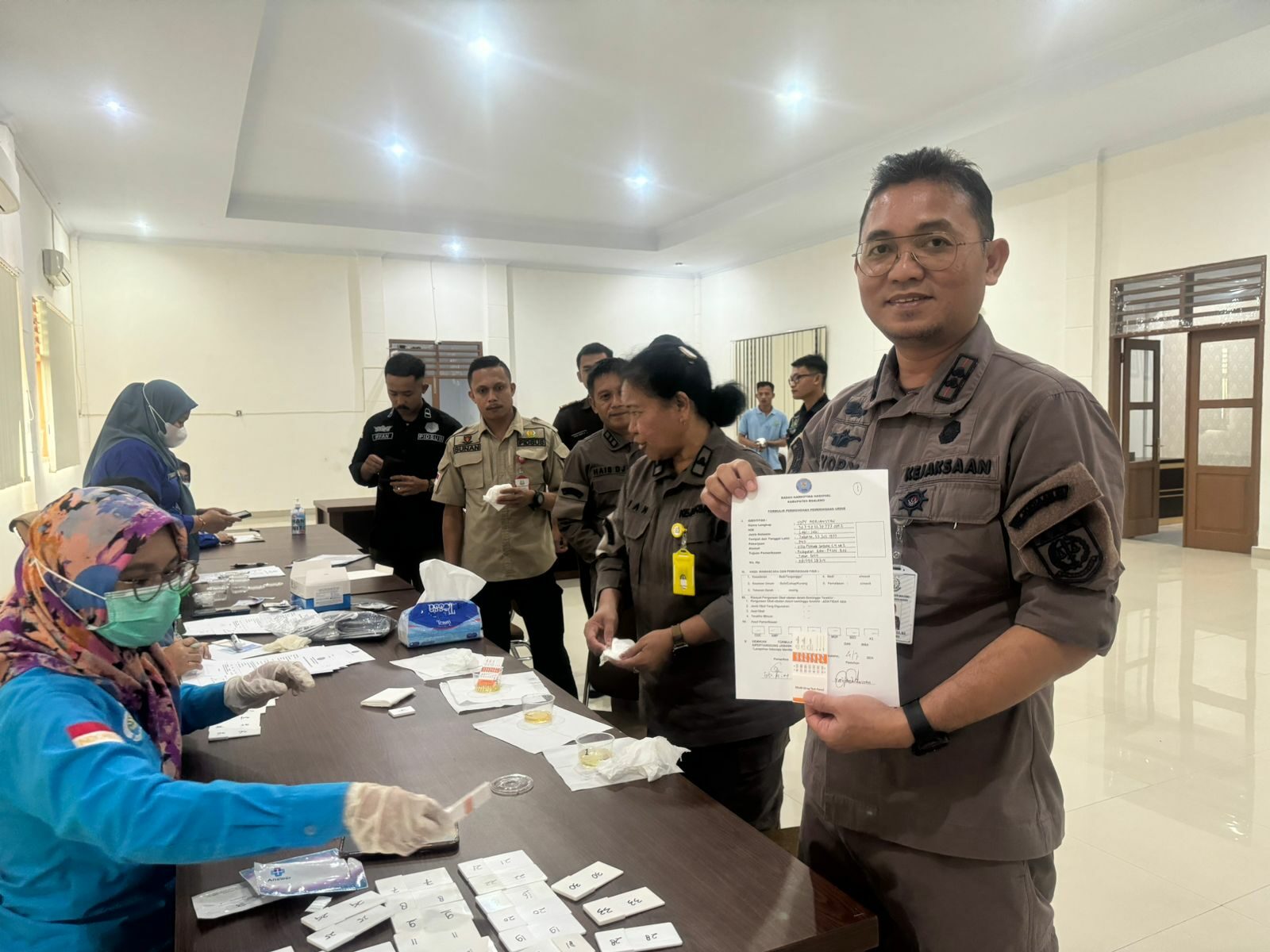 BNNK Boalemo Lakukan Tes Urin untuk Pegawai Kejaksaan Negeri Boalemo BNNK Boalemo Lakukan Tes Urin Pegawai Kejaksaan Negeri Boalemo