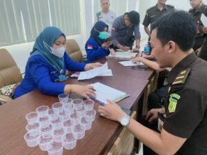 BNNK Boalemo Lakukan Tes Urin Pegawai Kejaksaan Negeri Boalemo BNNK Boalemo Lakukan Tes Urin Pegawai Kejaksaan Negeri Boalemo